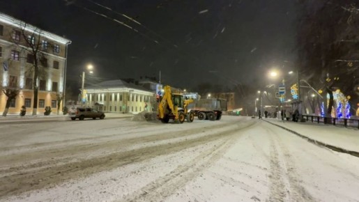 Мы так ждали снега, а выпал и его сразу увозят: ночью с улиц Кирова на спецполигон начали вывозить выпавшие осадки