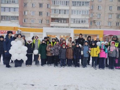Сотрудники Госавтоинспекции и Военной автомобильной инспекции совместно с учащимися школы №54 г.Кирова провели разъяснительные беседы по правилам дорожного движения вблизи оживленного пешеходного перехода на улице Московской