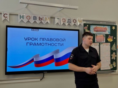 В День Конституции Российской Федерации автоинспекторы г.Кирова проводят в образовательных учреждениях уроки правовой грамотности