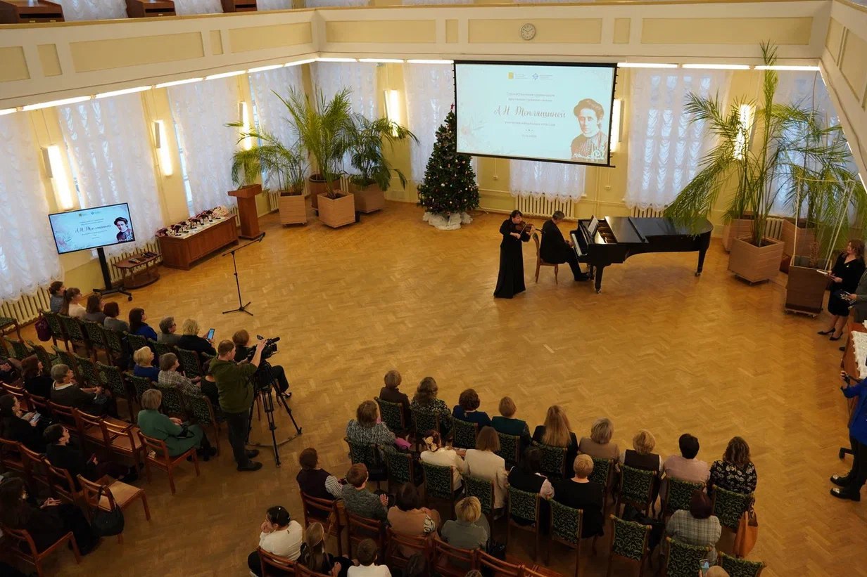 Состоялась торжественная церемония вручения почётной педагогической награды Кировской области — премии имени Аполлинарии Николаевны Тепляшиной Состоялась торжественная церемония вручения почётной педагогической награды Кировской области — премии имени Аполлинарии Николаевны Тепляшиной