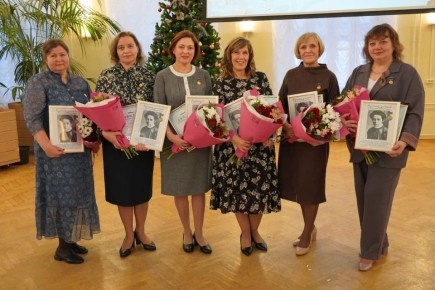 Состоялась торжественная церемония вручения почётной педагогической награды Кировской области — премии имени Аполлинарии Николаевны Тепляшиной