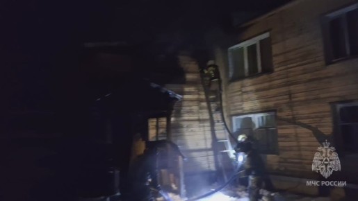 Сотрудники МЧС России спасли 4-х человек из горящего дома