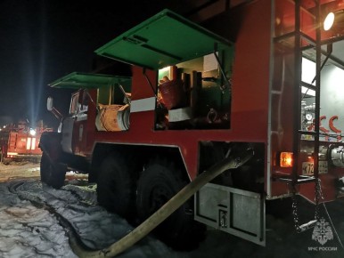 Пожарные спасли из горящего ночью в Орлове дома 4 человек