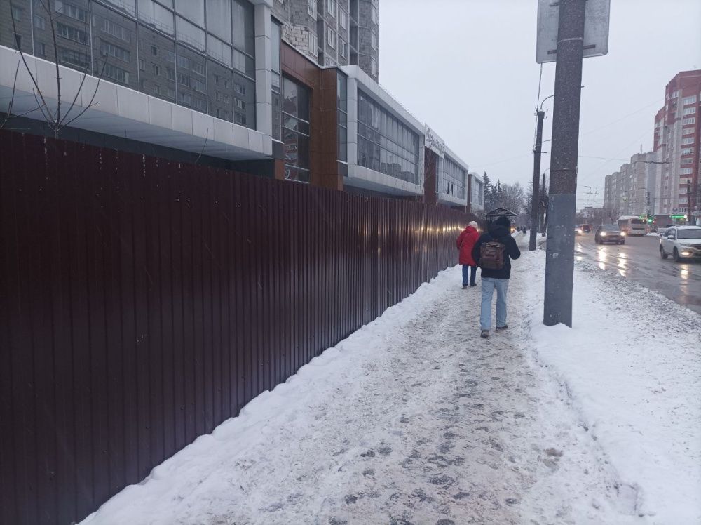 В Кирове огородили новым забором недострой на улице Ленина, 31 В Кирове огородили новым забором недострой на улице Ленина, 31