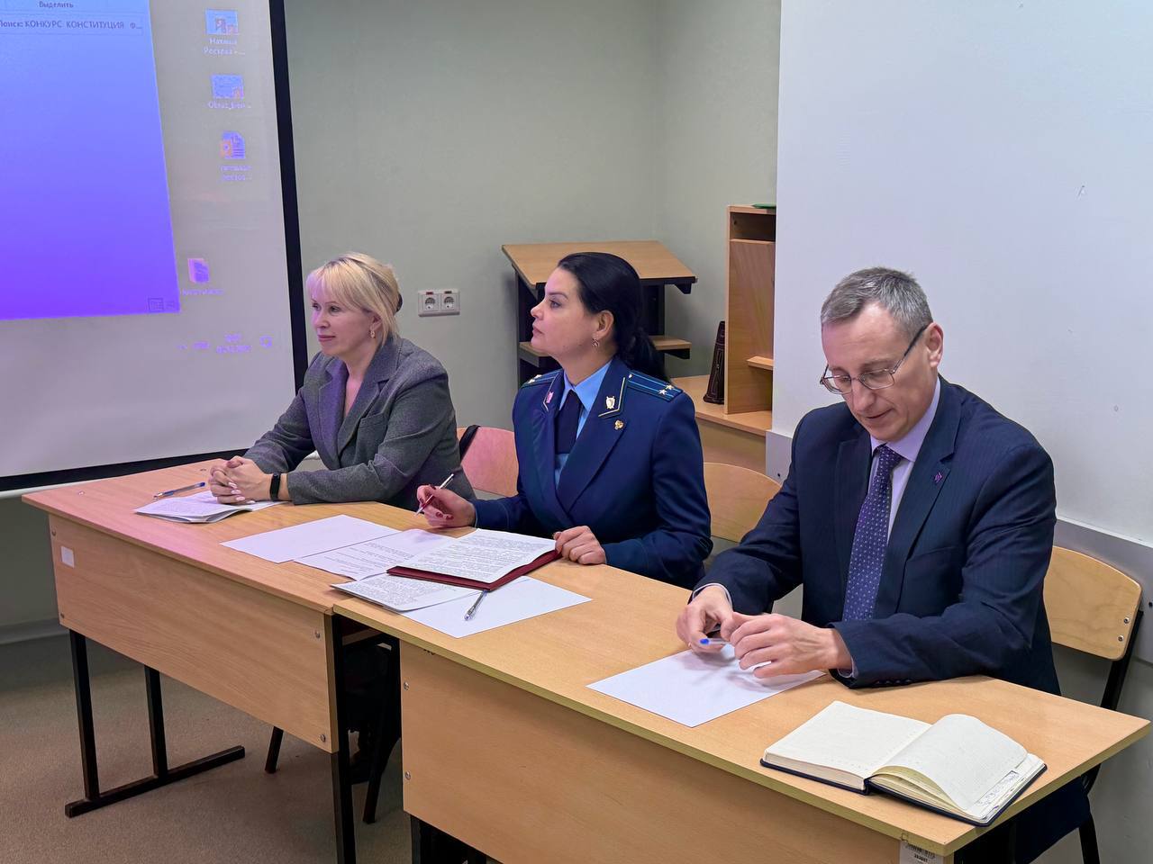 О Восьмом областном конкурсе «Конституция Российской Федерации: новации и традиции отечественного конституционализма» О Восьмом областном конкурсе «Конституция Российской Федерации: новации и традиции отечественного конституционализма»