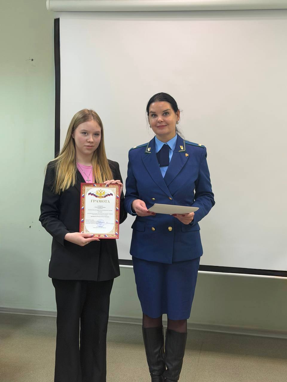 О Восьмом областном конкурсе «Конституция Российской Федерации: новации и традиции отечественного конституционализма» О Восьмом областном конкурсе «Конституция Российской Федерации: новации и традиции отечественного конституционализма»