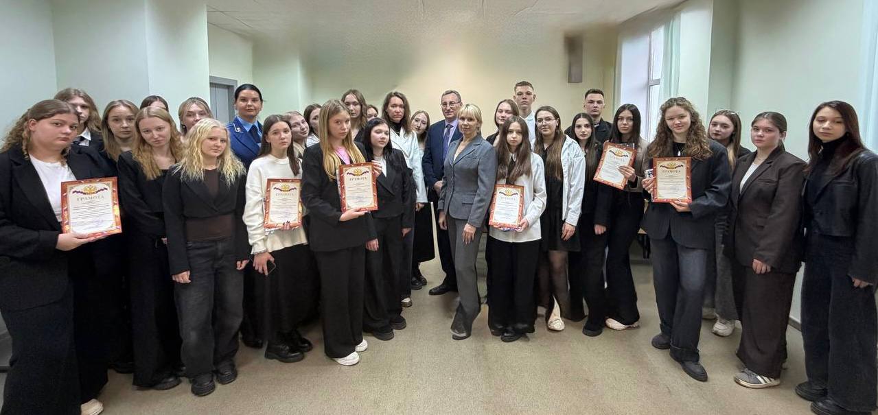 О Восьмом областном конкурсе «Конституция Российской Федерации: новации и традиции отечественного конституционализма» О Восьмом областном конкурсе «Конституция Российской Федерации: новации и традиции отечественного конституционализма»