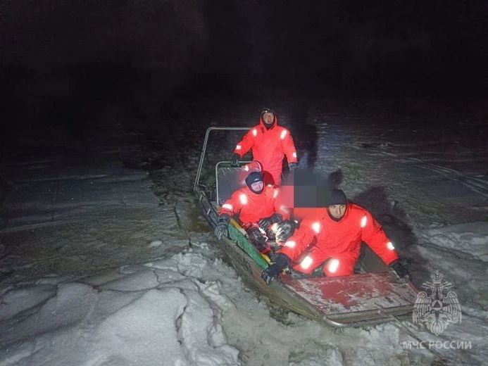 Сотрудники МЧС спасли трех человек, которые застряли в вездеходе на реке Вятке Сотрудники МЧС спасли трех человек, которые застряли в вездеходе на реке Вятке
