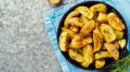 Картошка по-деревенски будет хрустящей снаружи и мягкой внутри: вот в чем секрет