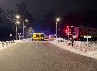 В Кирове произошло столкновение автомобиля скорой медицинской помощи и тепловоза