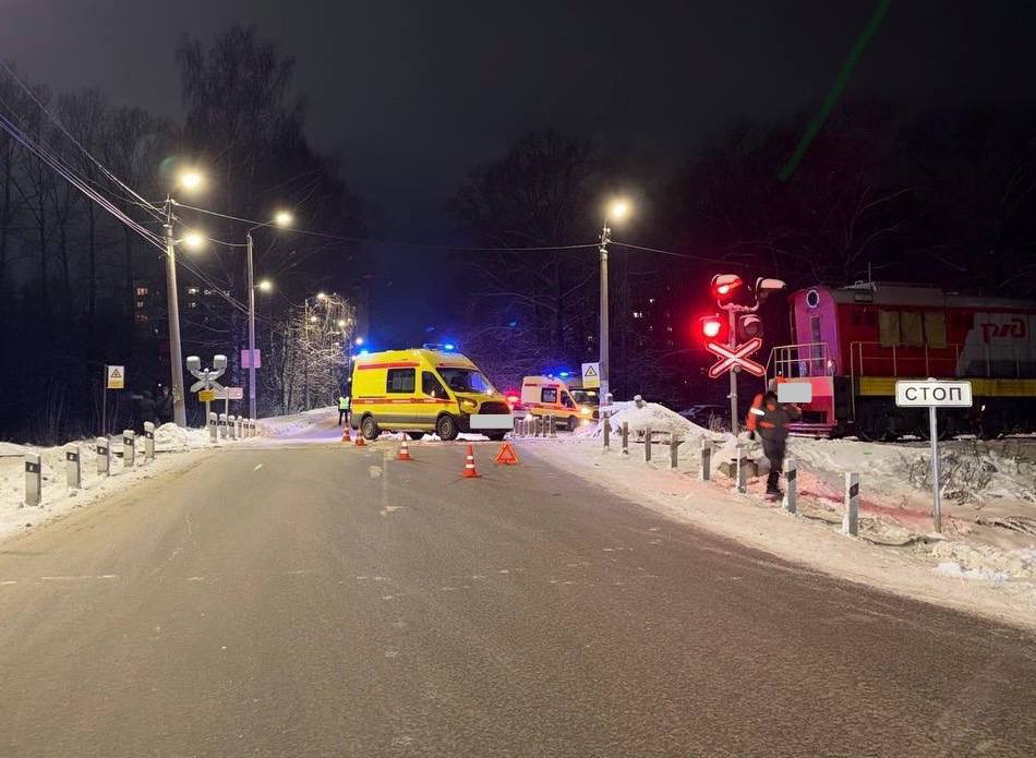 В Кирове произошло столкновение автомобиля скорой медицинской помощи и тепловоза