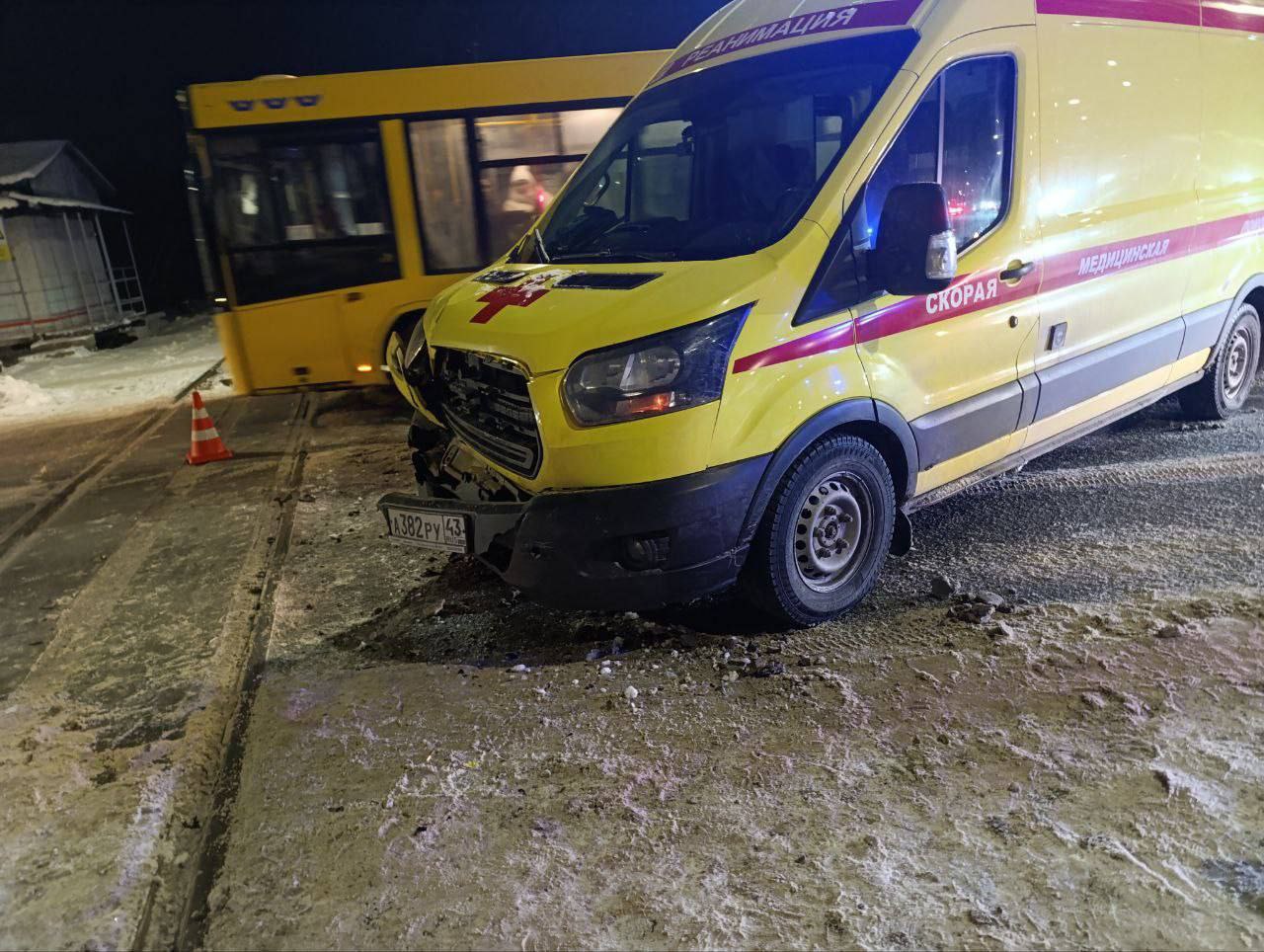 В Кирове на улице Баумана столкнулись автомобиль скорой медицинской помощи и маневренный локомотив