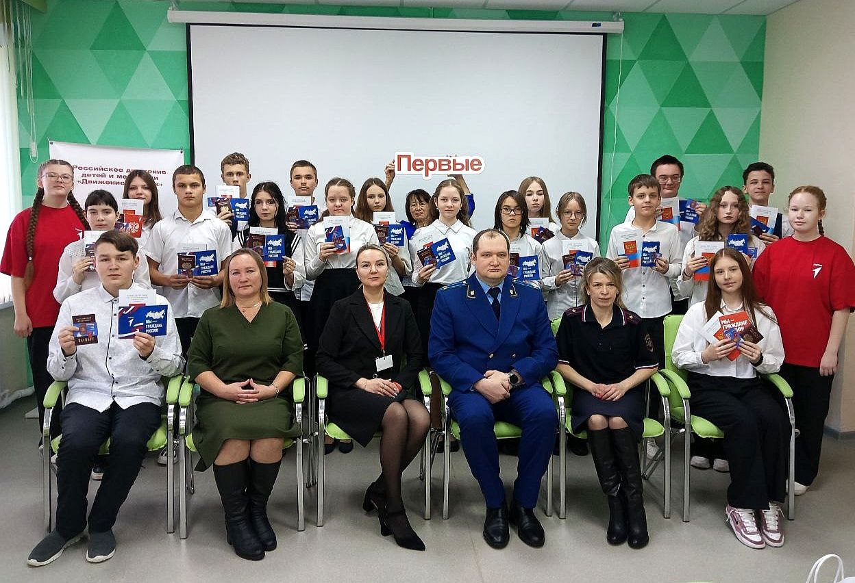 #паспорт #гражданин. 12 декабря, в День Конституции Российской Федерации, прокурор Фалёнского района Кировской области Алексей Соловей принял участие в торжественном вручении паспортов юным гражданам России
