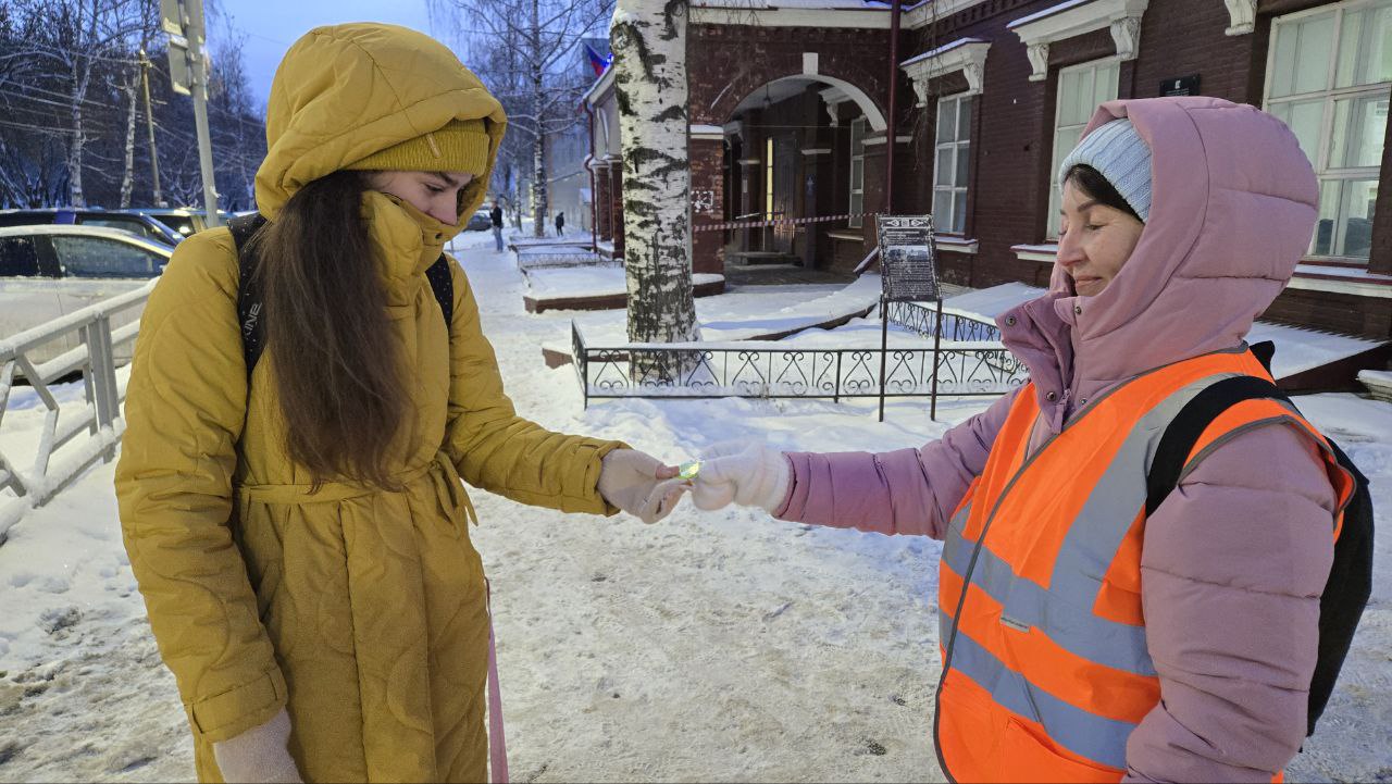 Автоинспекторы г.Кирова провели мероприятие «Мамы и папы на страже детской безопасности» Автоинспекторы г.Кирова провели мероприятие «Мамы и папы на страже детской безопасности»