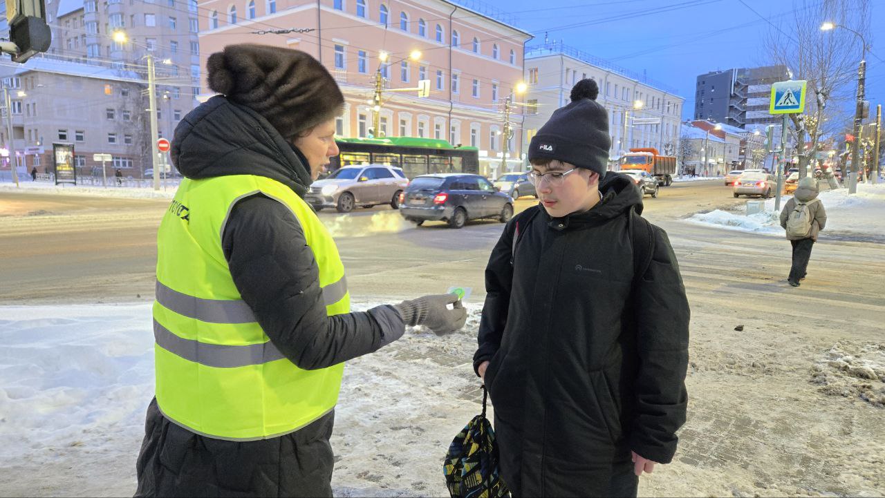 Автоинспекторы г.Кирова провели мероприятие «Мамы и папы на страже детской безопасности» Автоинспекторы г.Кирова провели мероприятие «Мамы и папы на страже детской безопасности»