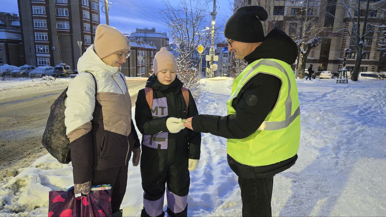 Автоинспекторы г.Кирова провели мероприятие «Мамы и папы на страже детской безопасности» Автоинспекторы г.Кирова провели мероприятие «Мамы и папы на страже детской безопасности»