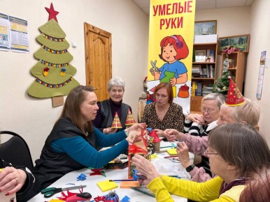 "Сияй ярче новогодней ёлки!" - под таким девизом прошёл мастер-класс по изготовлению световозвращающих элементов среди женщин старшего поколения