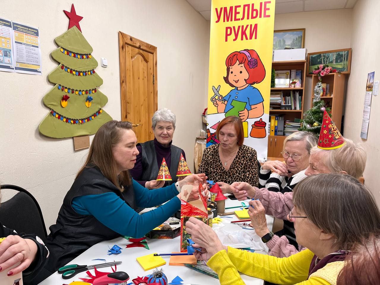 "Сияй ярче новогодней ёлки!" - под таким девизом прошёл мастер-класс по изготовлению световозвращающих элементов среди женщин старшего поколения