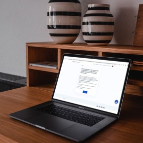 Участники СВО, удостоенные звания Героя Российской Федерации или награжденные орденом Российской Федерации, или члены их семей могут встать на учёт для получения земельного участка в собственность бесплатно