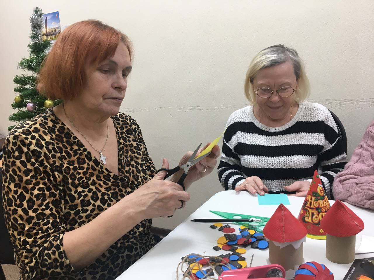 "Сияй ярче новогодней ёлки!" - под таким девизом прошёл мастер-класс по изготовлению световозвращающих элементов среди женщин старшего поколения "Сияй ярче новогодней ёлки!" - под таким девизом прошёл мастер-класс по изготовлению световозвращающих элементов среди женщин старшего поколения