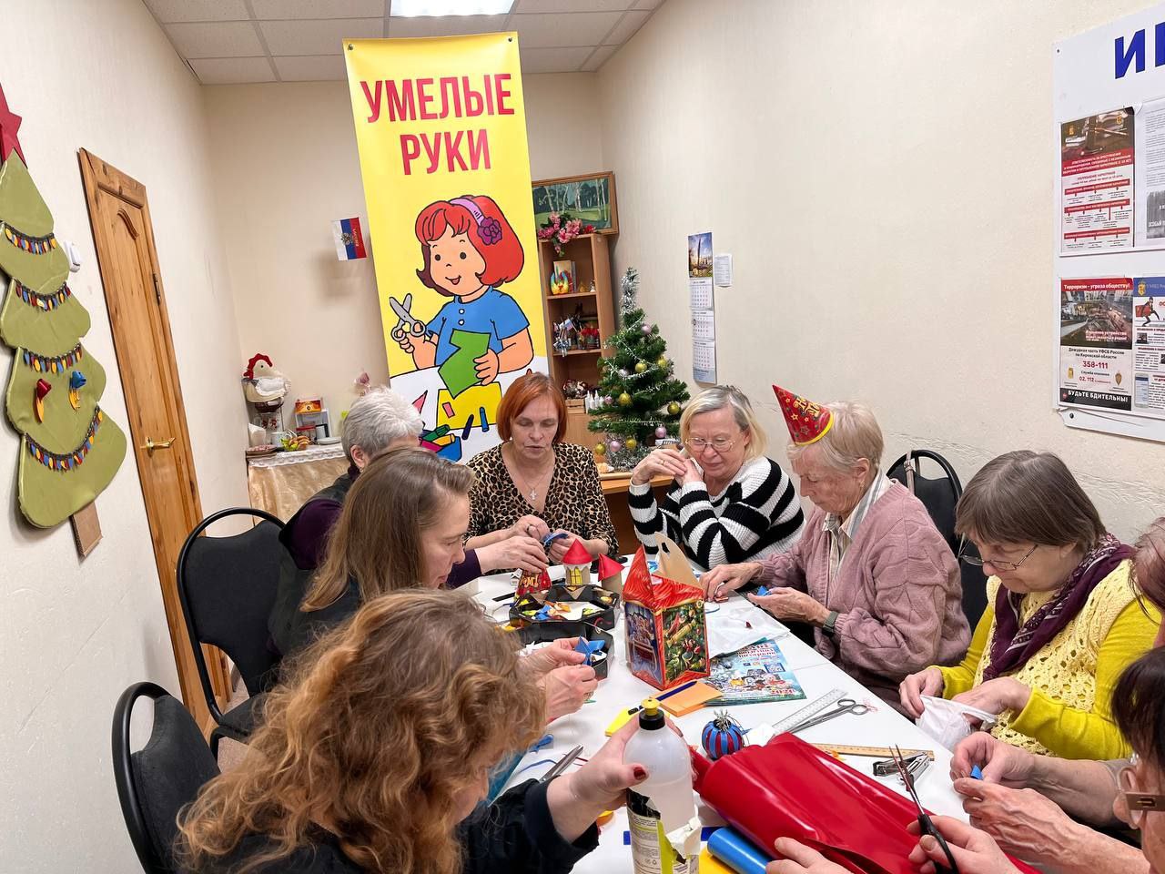 "Сияй ярче новогодней ёлки!" - под таким девизом прошёл мастер-класс по изготовлению световозвращающих элементов среди женщин старшего поколения "Сияй ярче новогодней ёлки!" - под таким девизом прошёл мастер-класс по изготовлению световозвращающих элементов среди женщин старшего поколения