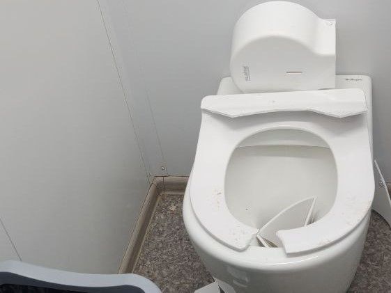 Неизвестные устроили разборки с унитазом