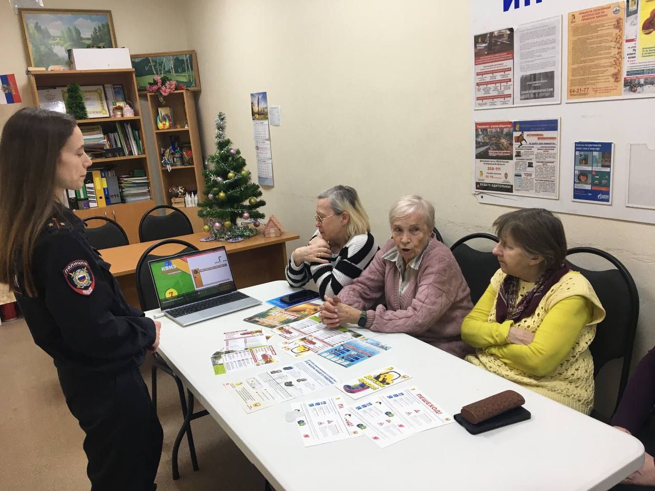 "Сияй ярче новогодней ёлки!" - под таким девизом прошёл мастер-класс по изготовлению световозвращающих элементов среди женщин старшего поколения "Сияй ярче новогодней ёлки!" - под таким девизом прошёл мастер-класс по изготовлению световозвращающих элементов среди женщин старшего поколения