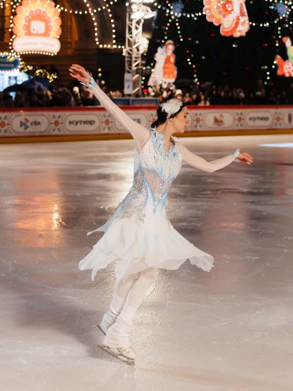 Титулованные фигуристки станцевали на льду среди дымковских барынь и кавалеров Титулованные фигуристки станцевали на льду среди дымковских барынь и кавалеров