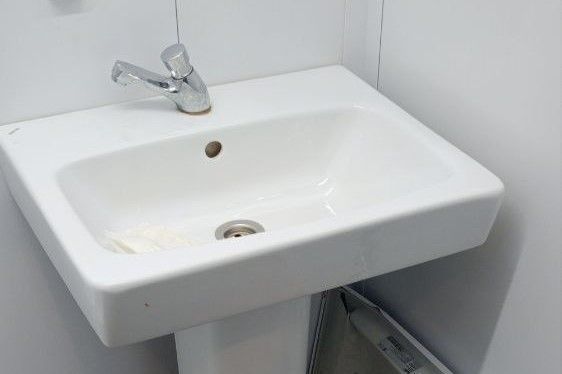 Неизвестные устроили разборки с унитазом Неизвестные устроили разборки с унитазом