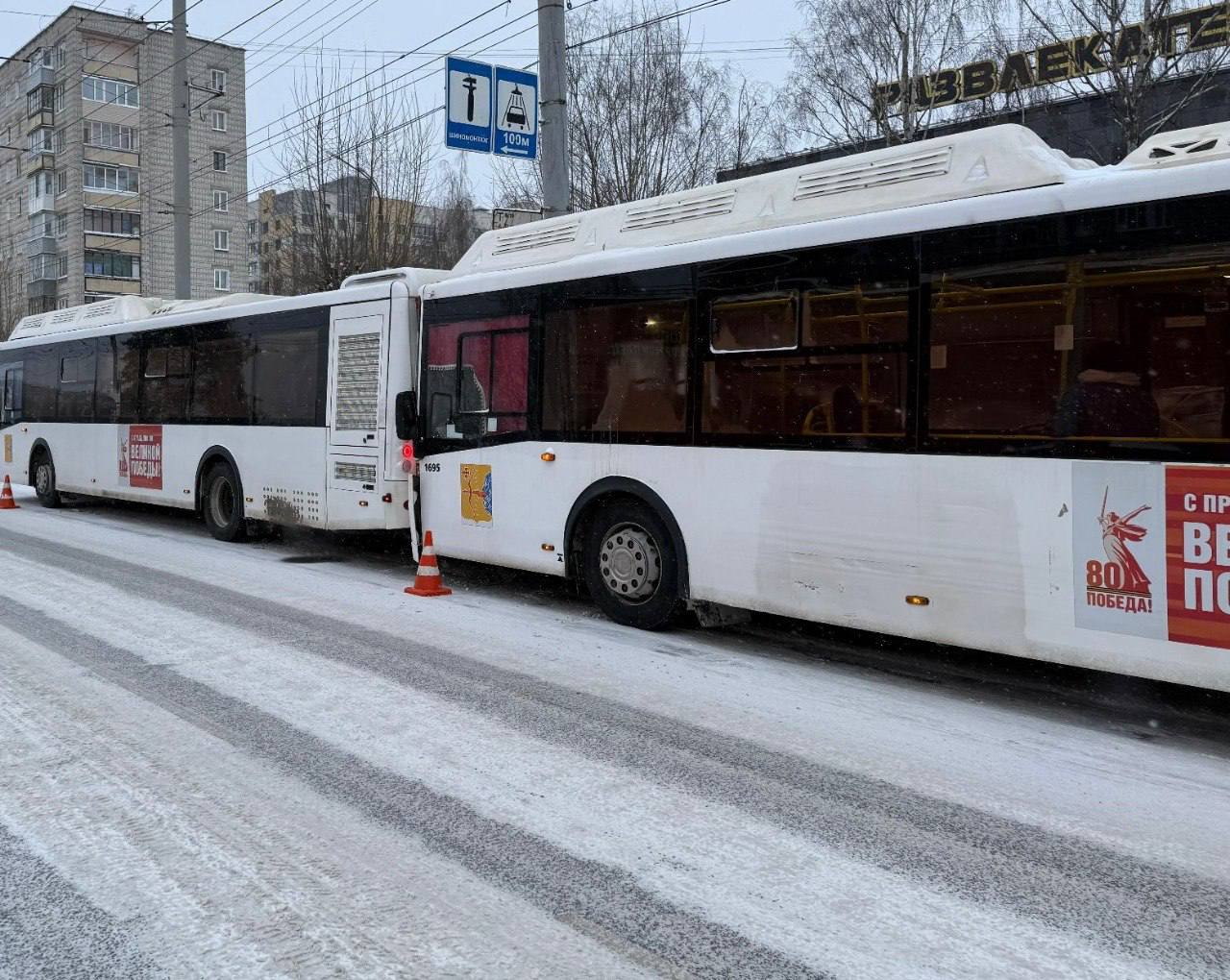 Стали известны подробности столкновения двух автобусов на ул. Воровского в Кирове Стали известны подробности столкновения двух автобусов на ул. Воровского в Кирове