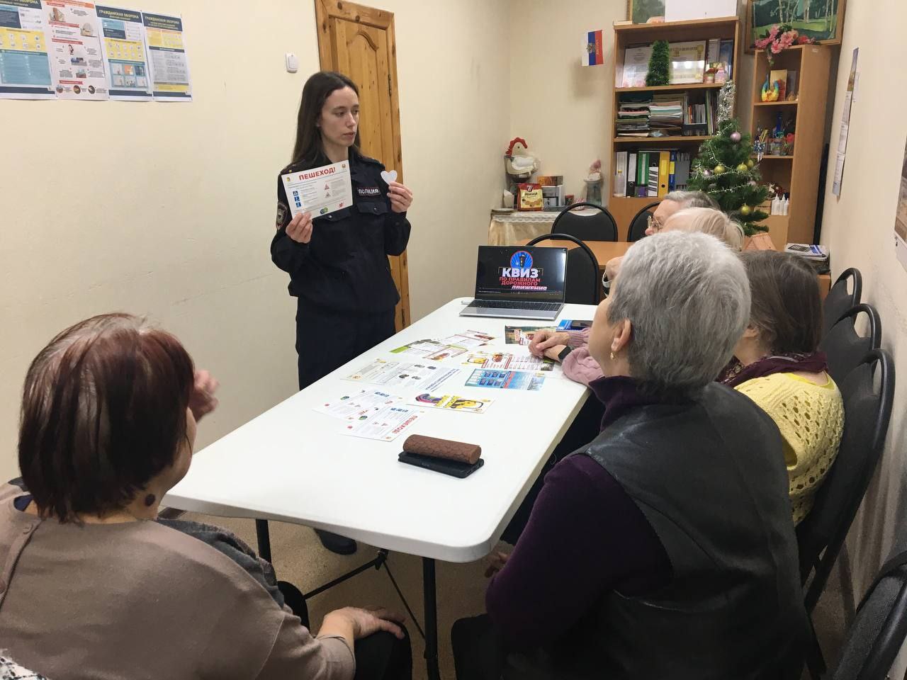 "Сияй ярче новогодней ёлки!" - под таким девизом прошёл мастер-класс по изготовлению световозвращающих элементов среди женщин старшего поколения "Сияй ярче новогодней ёлки!" - под таким девизом прошёл мастер-класс по изготовлению световозвращающих элементов среди женщин старшего поколения