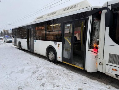 Два пассажирских автобуса столкнулись в Кирове