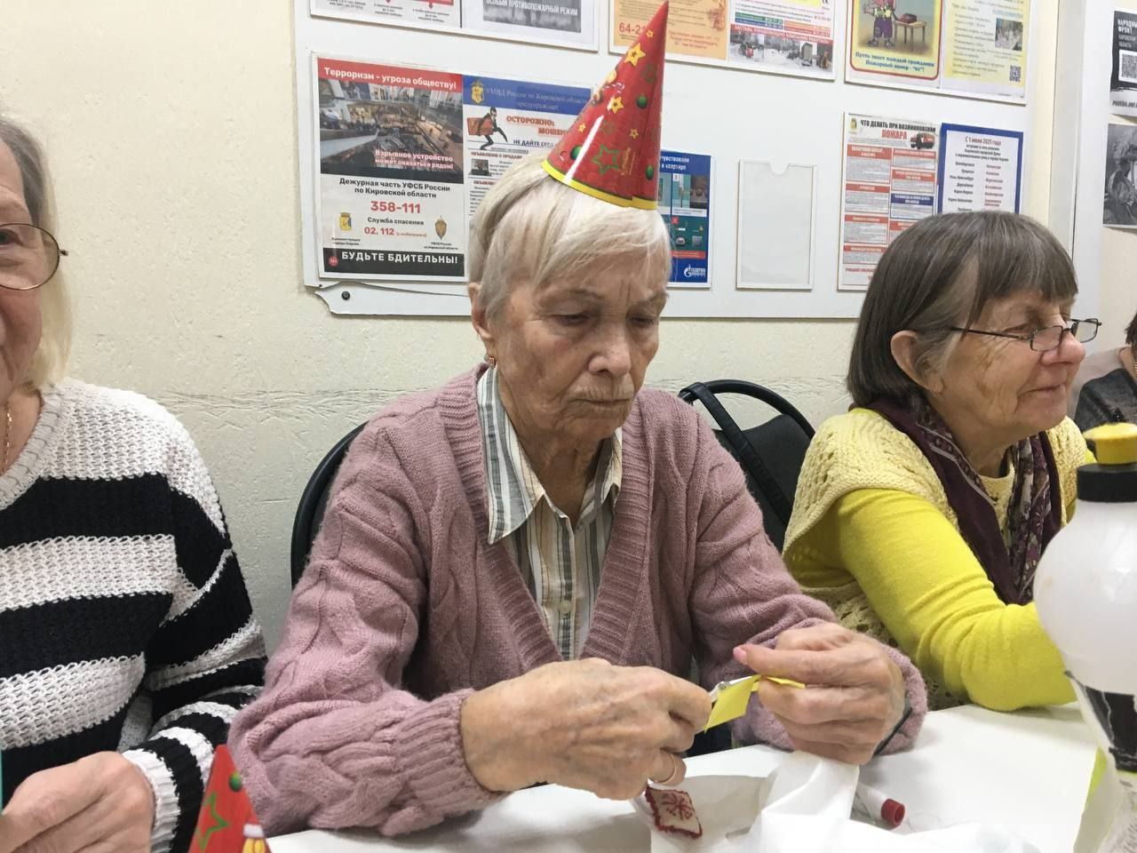 "Сияй ярче новогодней ёлки!" - под таким девизом прошёл мастер-класс по изготовлению световозвращающих элементов среди женщин старшего поколения "Сияй ярче новогодней ёлки!" - под таким девизом прошёл мастер-класс по изготовлению световозвращающих элементов среди женщин старшего поколения