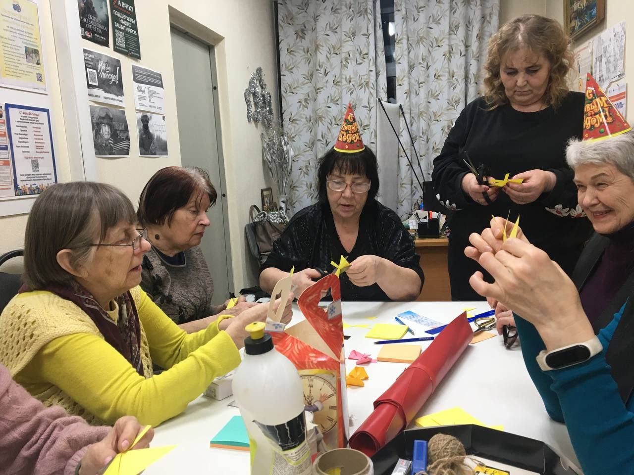 "Сияй ярче новогодней ёлки!" - под таким девизом прошёл мастер-класс по изготовлению световозвращающих элементов среди женщин старшего поколения "Сияй ярче новогодней ёлки!" - под таким девизом прошёл мастер-класс по изготовлению световозвращающих элементов среди женщин старшего поколения