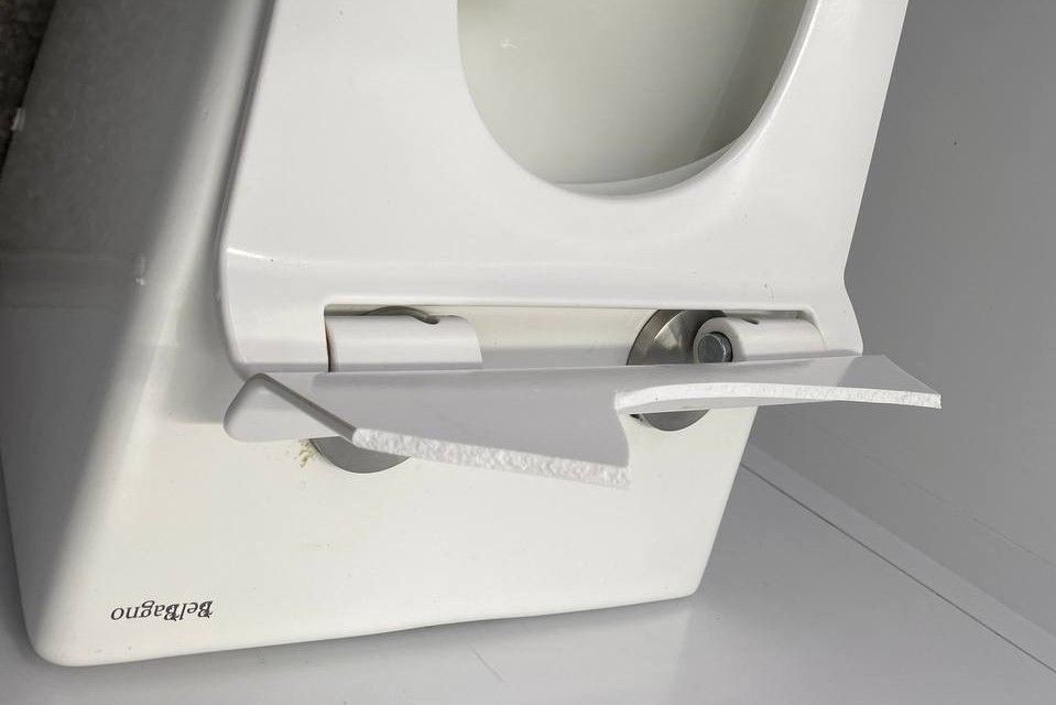 Неизвестные устроили разборки с унитазом Неизвестные устроили разборки с унитазом