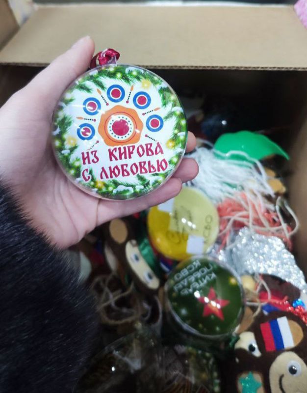 Кировские волонтёры изготовили новогодние игрушки для детей Весёловского округа