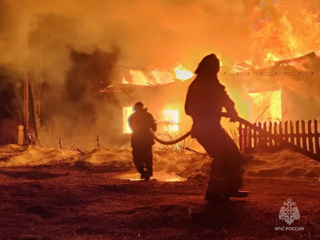 #НашиДежурныеСутки. 16декабря* пожарно-спасательные подразделения Кировской области реагировали на: 4 техногенных пожаров, в том числе: Оричевский район, д. Усовы - в частном жилом доме и хозпостройках на площади 200 м (от...