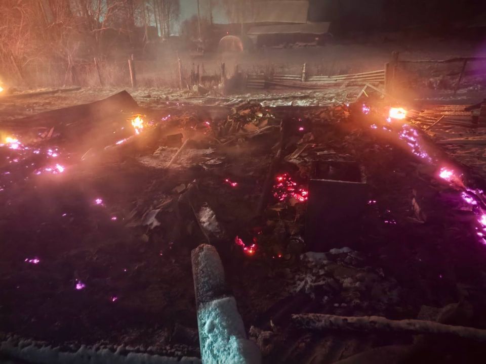 Следователи СК России устанавливают обстоятельства гибели 60-летней женщины в результате пожара в Оричевском районе