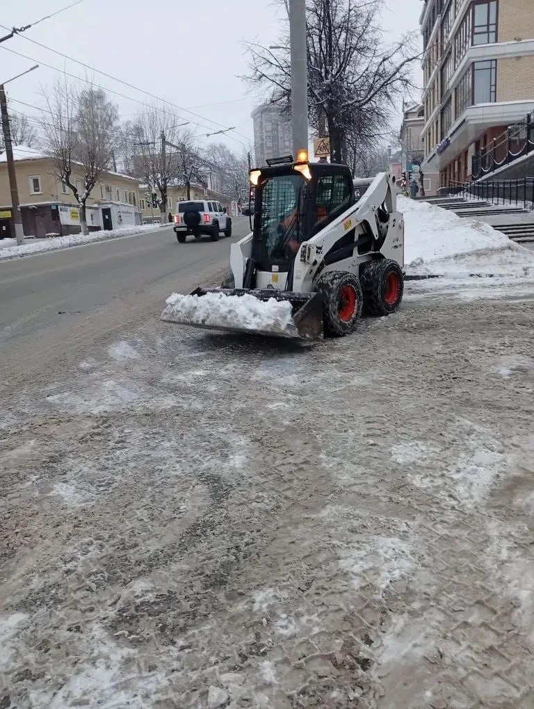 В связи с начавшимся снегопадом дорожные службы наращивают количество техники и специалистов ручного труда, задействованных в работе по очистке проезжих частей и тротуаров от снега В связи с начавшимся снегопадом дорожные службы наращивают количество техники и специалистов ручного труда, задействованных в работе по очистке проезжих частей и тротуаров от снега