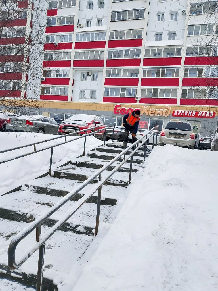 В связи с начавшимся снегопадом дорожные службы наращивают количество техники и специалистов ручного труда, задействованных в работе по очистке проезжих частей и тротуаров от снега В связи с начавшимся снегопадом дорожные службы наращивают количество техники и специалистов ручного труда, задействованных в работе по очистке проезжих частей и тротуаров от снега