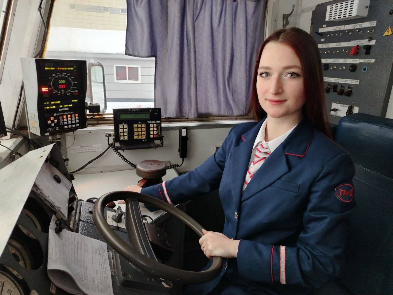 Единственная женщина-машинист на ГЖД совершила свой первый рейс