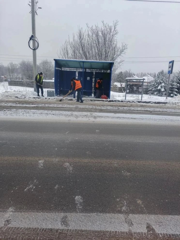 В связи с начавшимся снегопадом дорожные службы наращивают количество техники и специалистов ручного труда, задействованных в работе по очистке проезжих частей и тротуаров от снега В связи с начавшимся снегопадом дорожные службы наращивают количество техники и специалистов ручного труда, задействованных в работе по очистке проезжих частей и тротуаров от снега