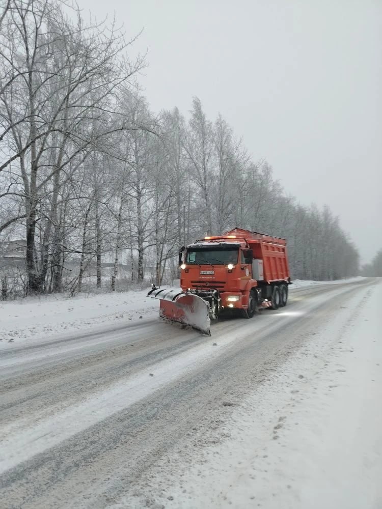 В связи с начавшимся снегопадом дорожные службы наращивают количество техники и специалистов ручного труда, задействованных в работе по очистке проезжих частей и тротуаров от снега