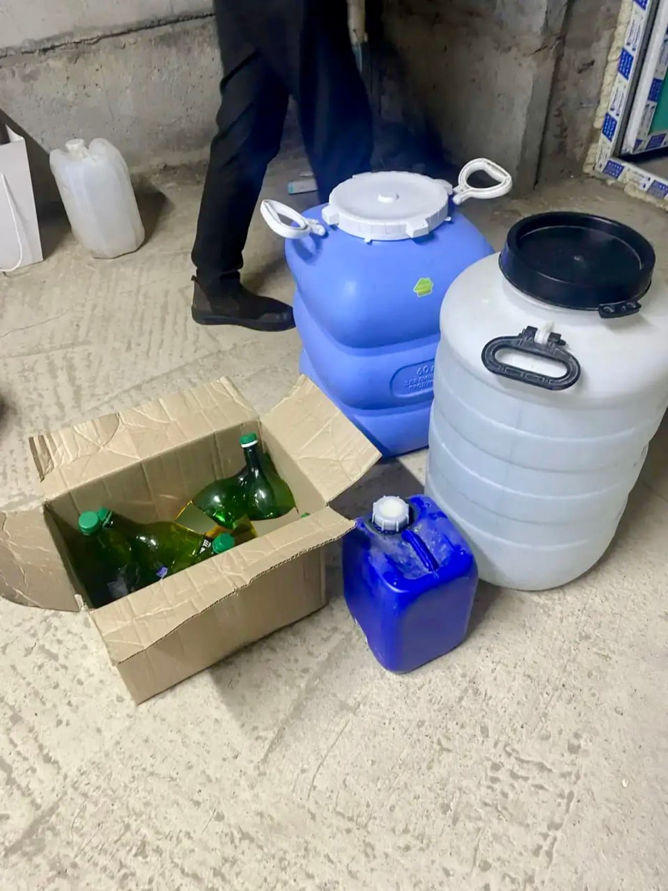 4 декабря сотрудники УЭБиПК УМВД при силовой поддержке сотрудников СОБР Росгвардии пресечена деятельность жителя, который осуществлял на территории Вятскополянского района деятельность по производству, транспортировке... 4 декабря сотрудники УЭБиПК УМВД при силовой поддержке сотрудников СОБР Росгвардии пресечена деятельность жителя, который осуществлял на территории Вятскополянского района деятельность по производству, транспортировке...