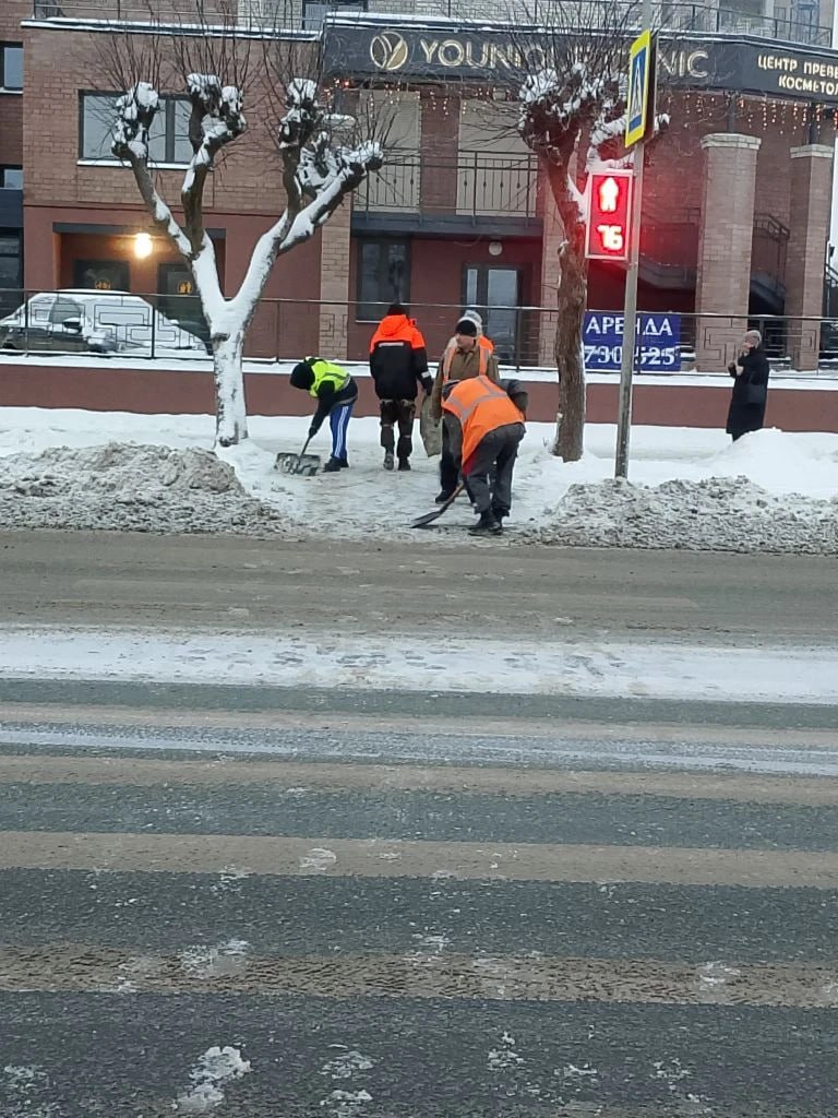 В связи с начавшимся снегопадом дорожные службы наращивают количество техники и специалистов ручного труда, задействованных в работе по очистке проезжих частей и тротуаров от снега В связи с начавшимся снегопадом дорожные службы наращивают количество техники и специалистов ручного труда, задействованных в работе по очистке проезжих частей и тротуаров от снега