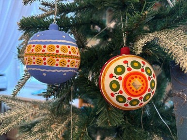 Кировская область представила новогодний сувенир: деревянный шар с дымковской росписью
