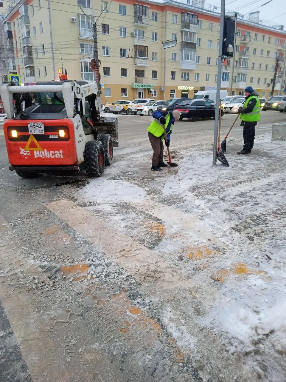 В связи с начавшимся снегопадом дорожные службы наращивают количество техники и специалистов ручного труда, задействованных в работе по очистке проезжих частей и тротуаров от снега В связи с начавшимся снегопадом дорожные службы наращивают количество техники и специалистов ручного труда, задействованных в работе по очистке проезжих частей и тротуаров от снега