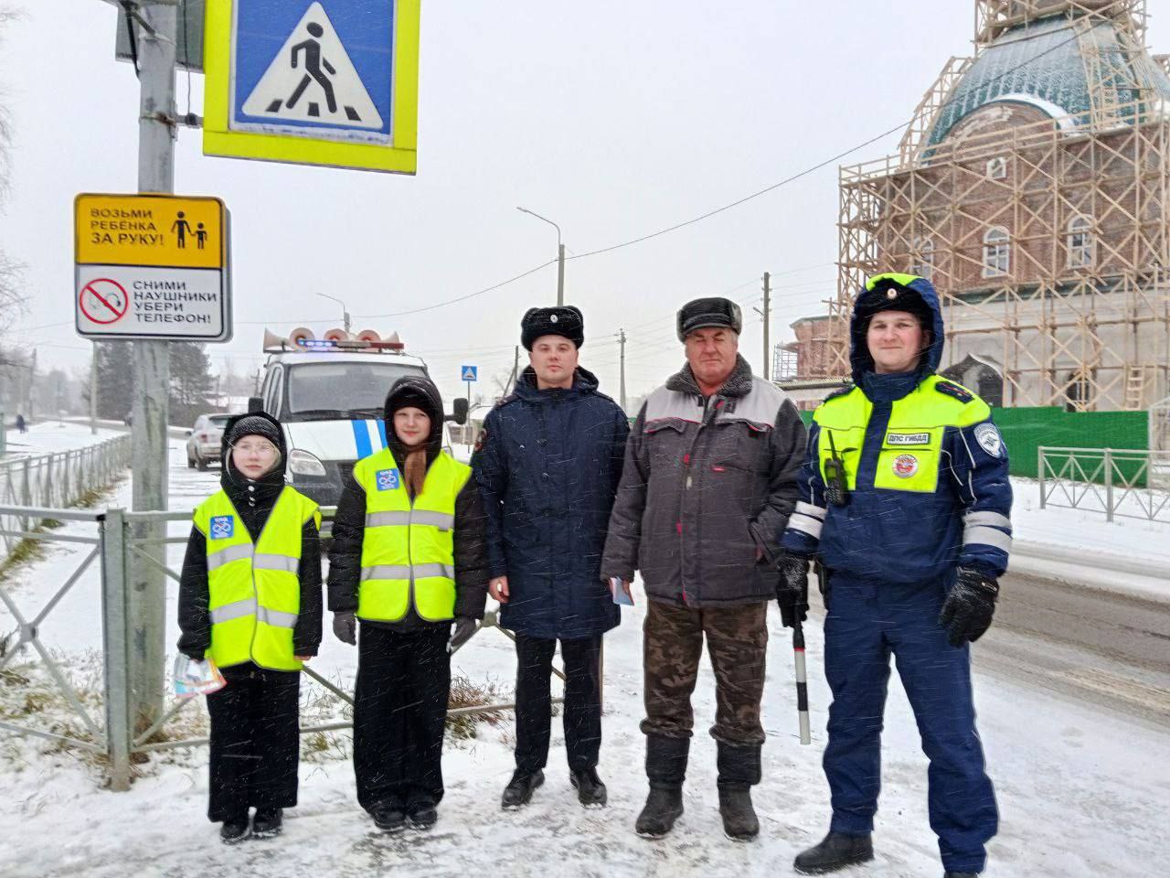 Автоинспекторы напомнили пешеходам о бдительности вблизи проезжей части