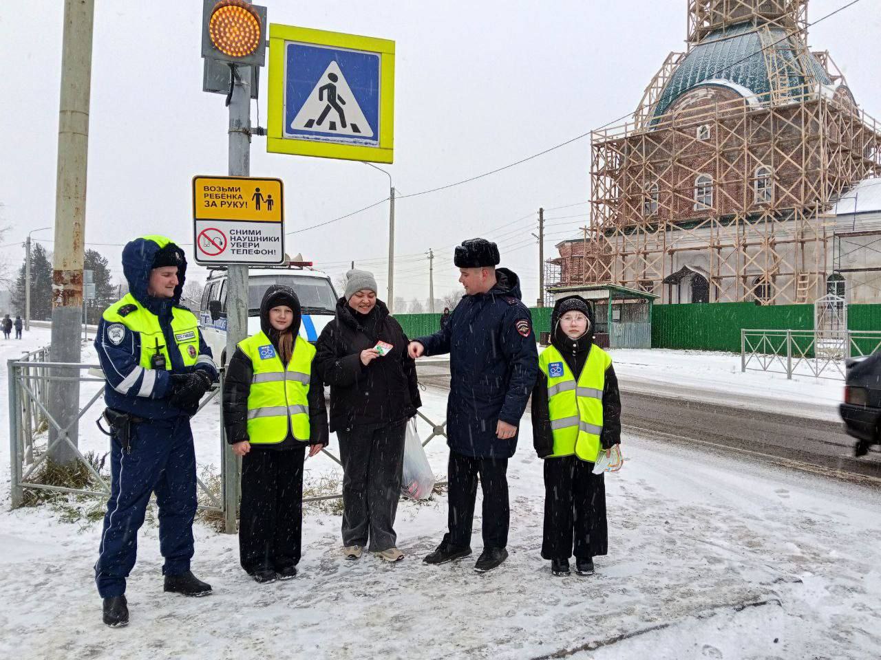Автоинспекторы напомнили пешеходам о бдительности вблизи проезжей части Автоинспекторы напомнили пешеходам о бдительности вблизи проезжей части