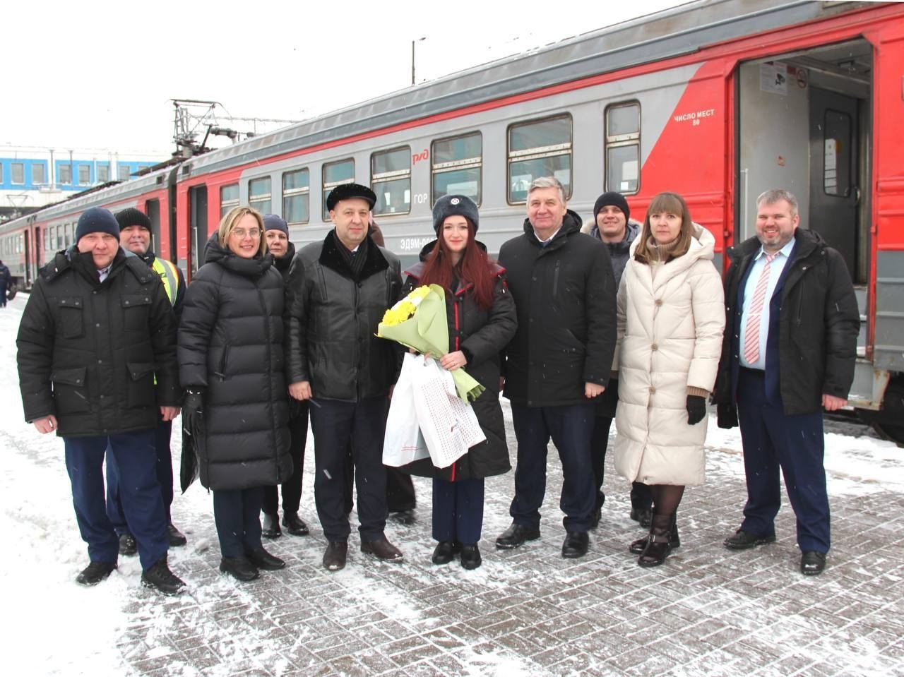 Единственная женщина-машинист на ГЖД совершила свой первый рейс Единственная женщина-машинист на ГЖД совершила свой первый рейс
